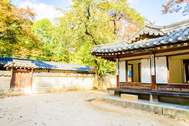 Arquitectura en el Palacio Changdeokgung en la ciudad de Seúl en Corea