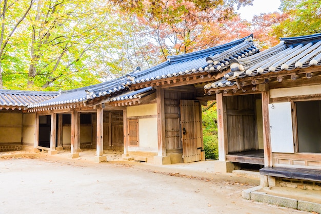 Arquitectura en el Palacio Changdeokgung en la ciudad de Seúl en Corea