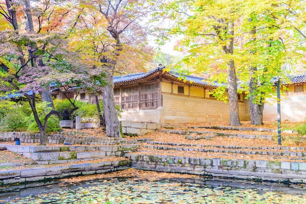 Arquitectura en el Palacio Changdeokgung en la ciudad de Seúl en Corea