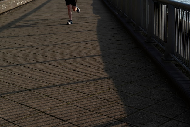 Arquitectura y sombras en la ciudad durante el día