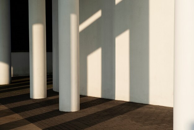 Arquitectura y sombras en la ciudad durante el día