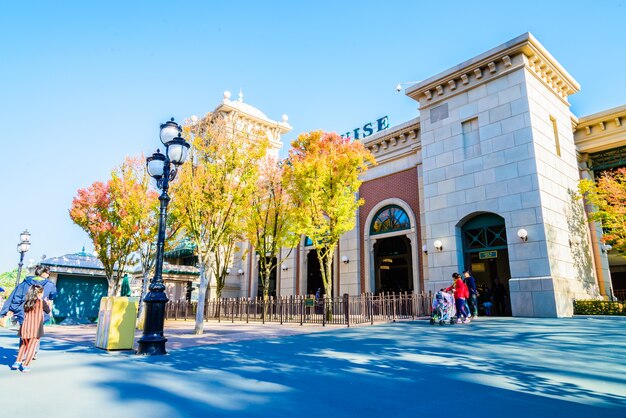 La arquitectura y los turistas no identificados.