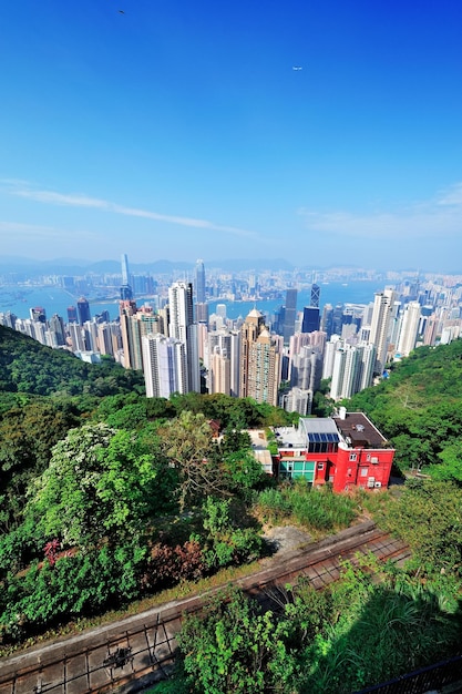 Arquitectura urbana en Hong Kong en el día vista desde la cima de la montaña