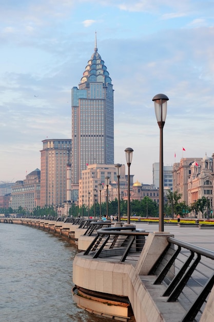 Arquitectura urbana y horizonte de Shanghai por la mañana