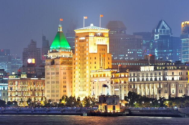 Arquitectura urbana de Shanghai sobre el río al atardecer