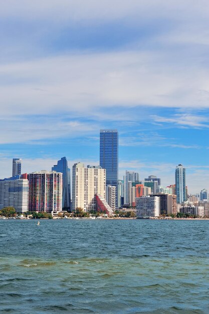 Arquitectura urbana sobre el mar desde Miami Florida en el día.