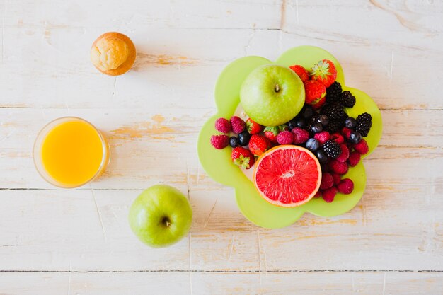 Arregle de frutas frescas en la mesa