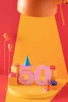 Foto gratuita arreglo de 50 cumpleaños con decoraciones festivas