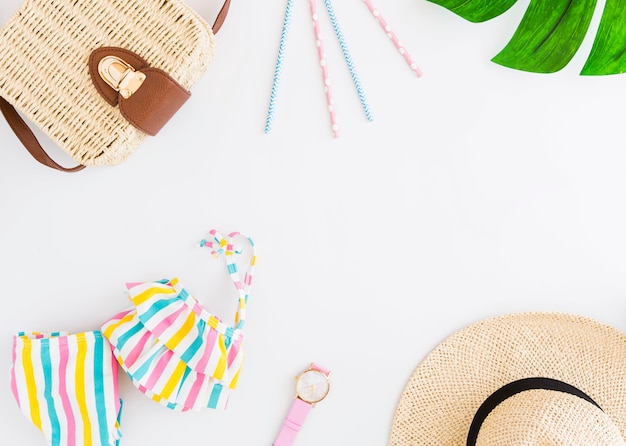 Foto gratuita arreglo de accesorios de vacaciones en la playa tropical.