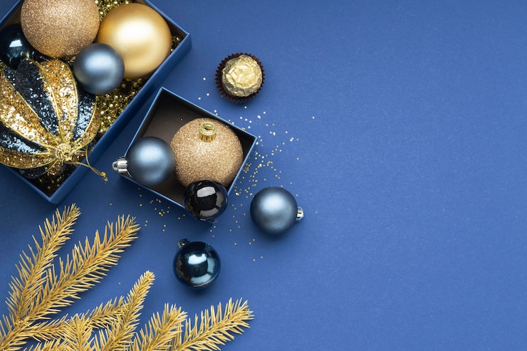 Foto gratuito arreglo de adornos navideños festivos laicos plana con espacio de copia
