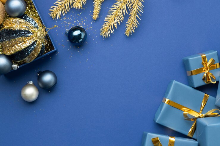 Foto gratuito arreglo de adornos navideños festivos laicos plana con espacio de copia
