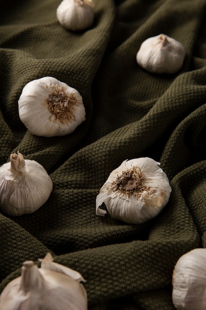 Foto gratuita arreglo de ajo saludable de alto ángulo