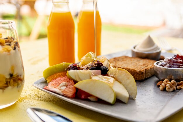 Arreglo con alimentos y bebidas saludables.