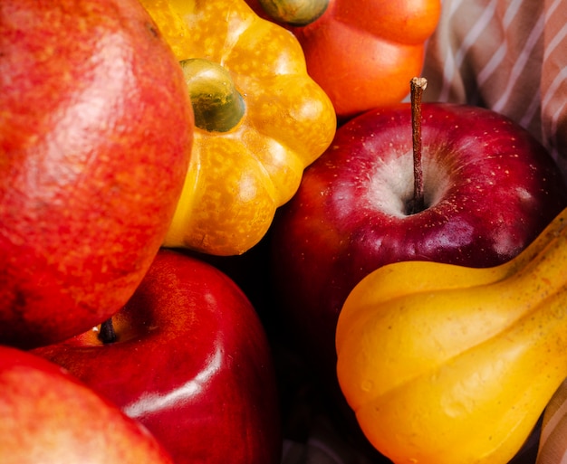 Arreglo de alto ángulo con calabazas y manzanas.