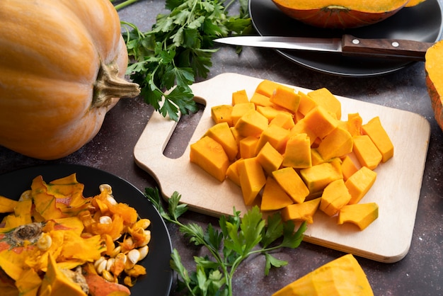 Foto gratuita arreglo de alto ángulo con deliciosas rodajas de calabaza