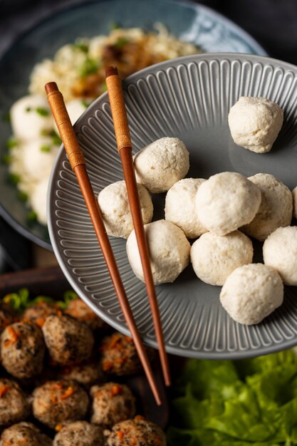 Arreglo de alto ángulo de delicioso bakso indonesio