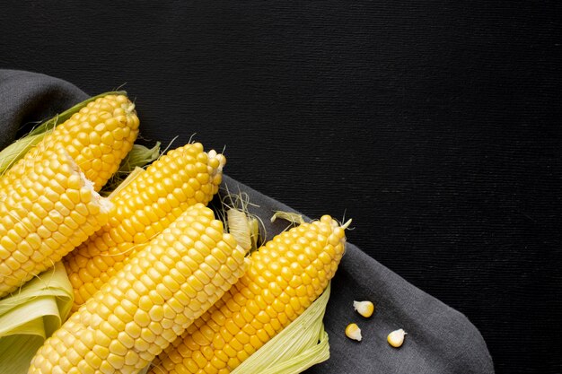 Arreglo de alto ángulo de delicioso maíz con espacio de copia