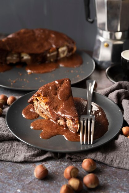 Arreglo de alto ángulo con delicioso pedazo de pastel