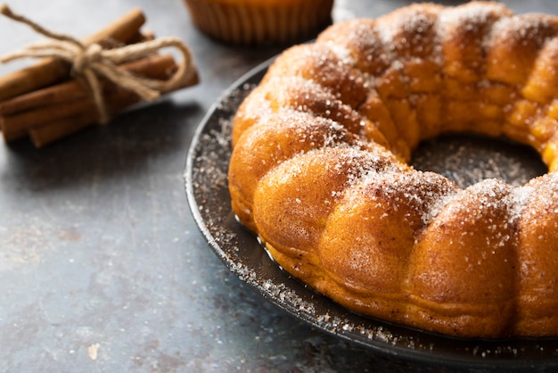 Foto gratuita arreglo de alto ángulo con deliciosos pasteles y palitos de canela