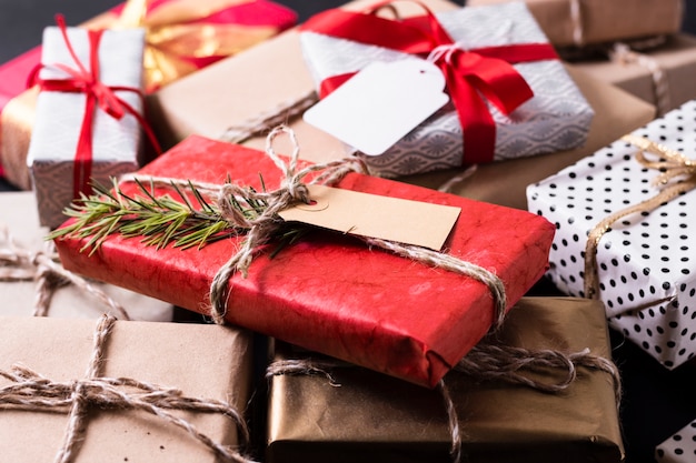 Foto gratuita arreglo de alto ángulo de diferentes regalos de navidad coloridos