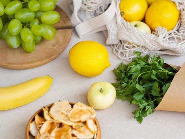 Arreglo de alto ángulo con frutas y perejil.