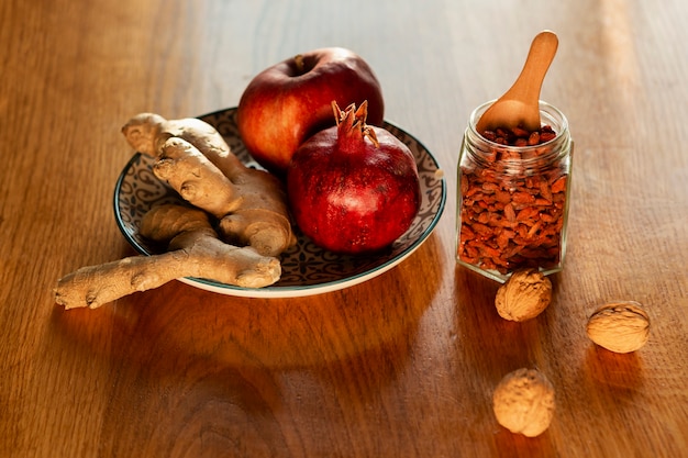 Arreglo de alto ángulo con frutas y semillas.