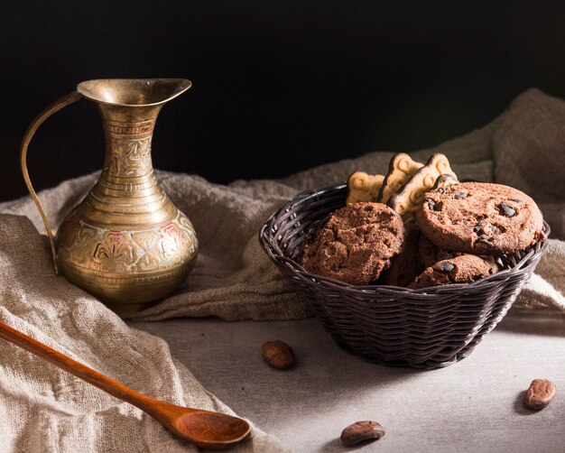 Foto gratuita arreglo de alto ángulo con mezcla de dulces en un tazón