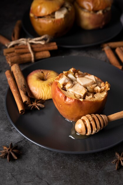 Arreglo de alto ángulo con miel y manzanas.