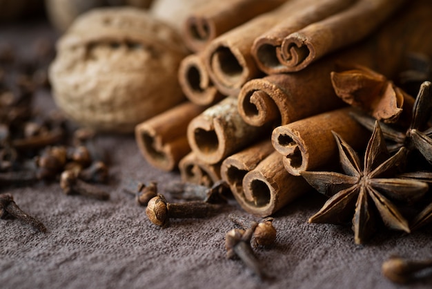 Arreglo de alto ángulo con nueces y palitos de canela