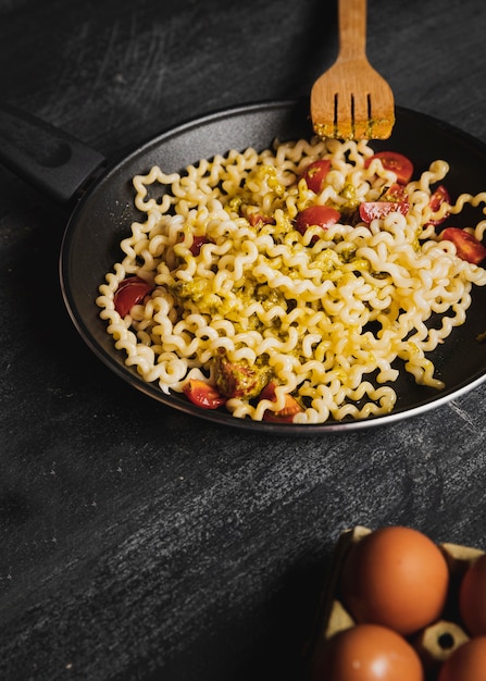 Foto gratuita arreglo de alto ángulo con pasta en sartén