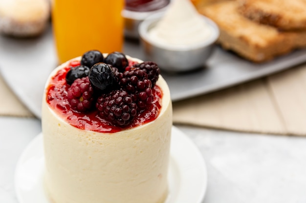 Foto gratuita arreglo de alto ángulo con pastel de frutas