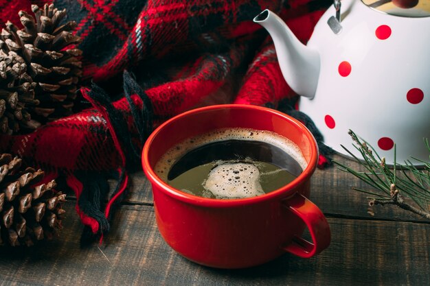 Arreglo de alto ángulo con taza roja y café