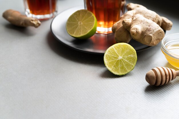 Arreglo de alto ángulo con té en vasos y rodajas de limón.