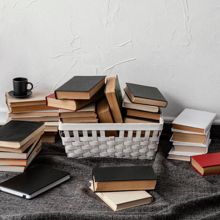 Foto gratuito arreglo de ángulo alto con libros y canasta