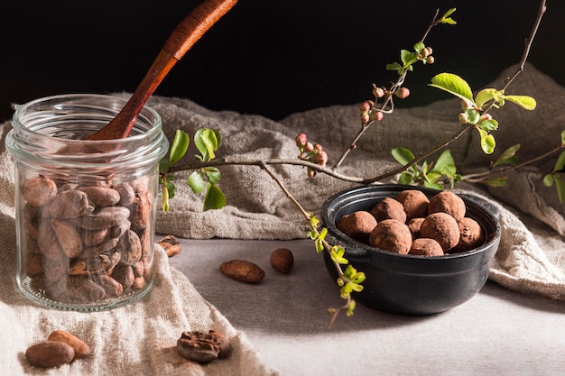 Arreglo de ángulo alto con trufas de chocolate