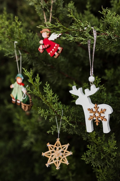 Foto gratuita arreglo con árbol de navidad bellamente decorado