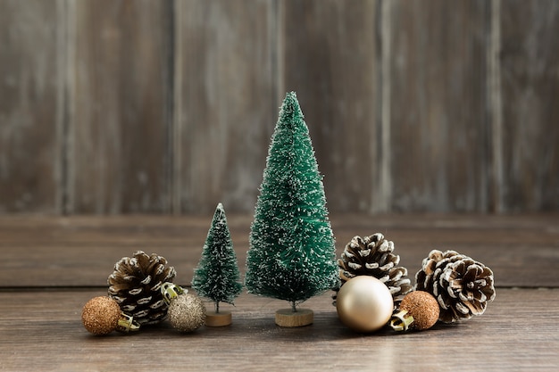 Arreglo con árboles de navidad y piñas