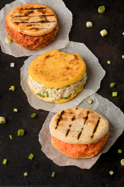 Foto gratuita arreglo de arepas alto ángulo