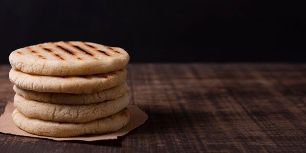 Arreglo con arepas a la parrilla