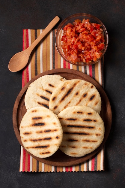 Foto gratuita arreglo de arepas de rejillas de vista superior