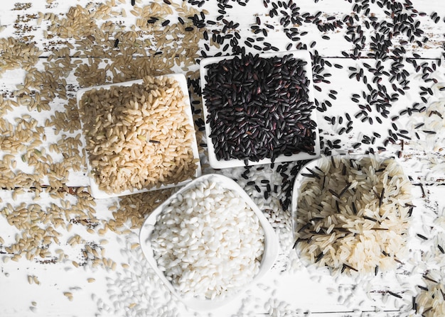Foto gratuita arreglo de arroz blanco, negro, marrón y salvaje.