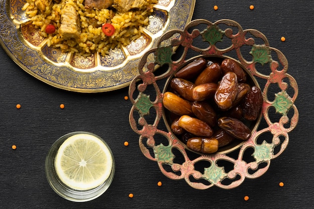 Arreglo de arroz y fechas planas