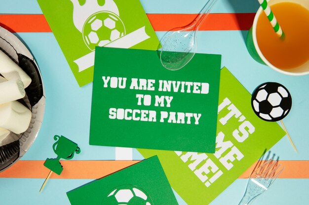 Arreglo de artículos de cumpleaños de fútbol de vista superior
