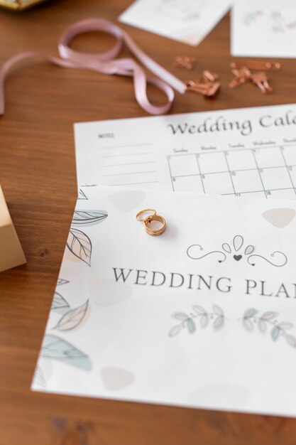 Arreglo de artículos de planificación de bodas de alto ángulo