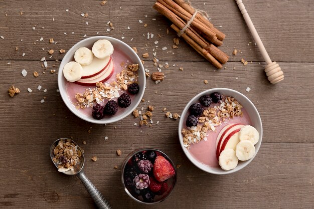 Foto gratuita arreglo de batidos de frutas en la mesa de madera