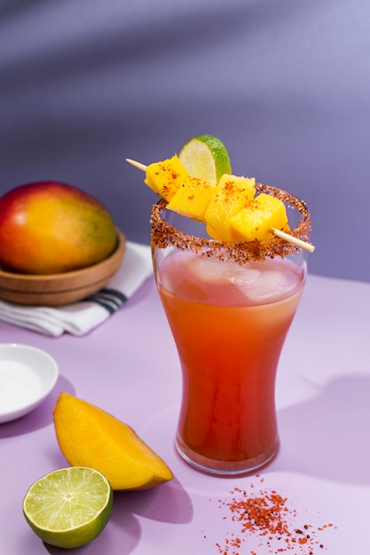 Arreglo de bebida michelada picante en la mesa