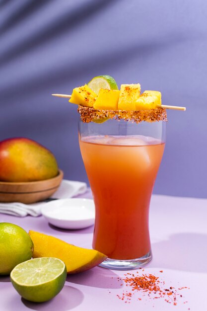 Arreglo de bebida michelada picante en la mesa