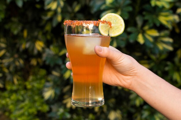 Arreglo de bebida picante michelada