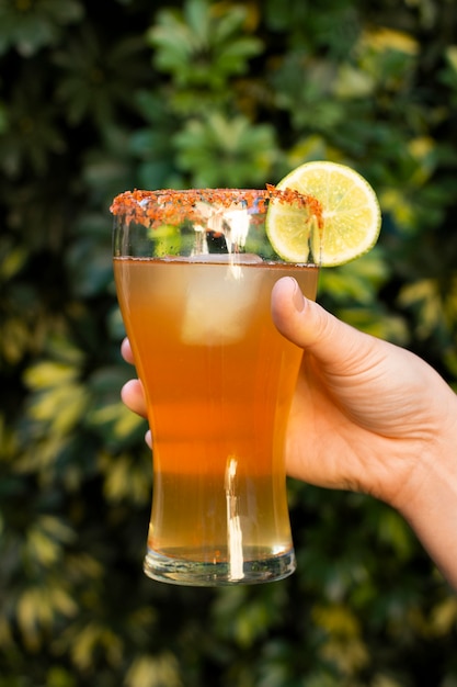 Arreglo de bebida picante michelada