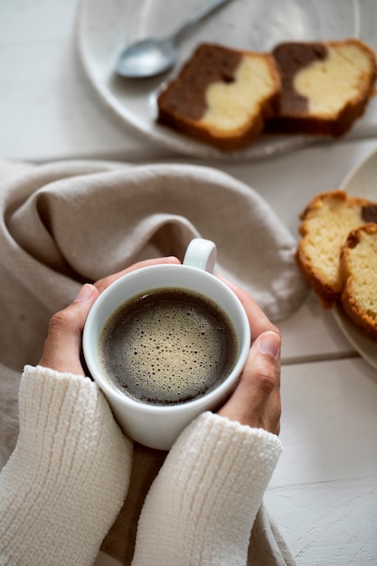 Foto gratuita arreglo de bebidas calientes en invierno